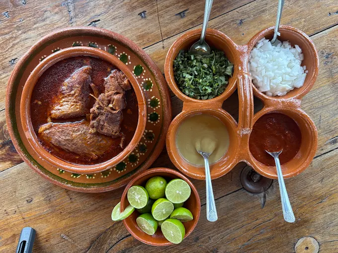 Barbacoa de borrego jugosa servida con consomé — El Borrego Loco Cholula