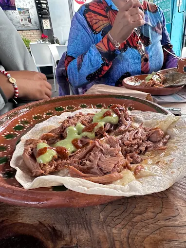 Birria tradicional con tortillas y salsa