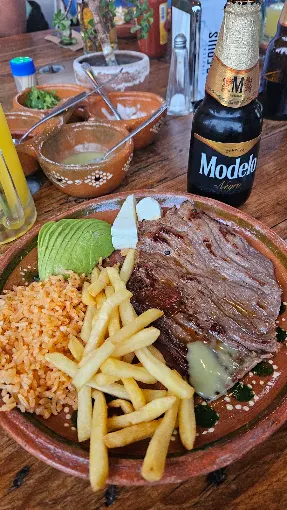 Grupo celebrando con barbacoa